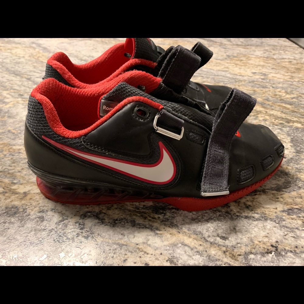 NIKE ROMALEO 2 SIZE 9.5M